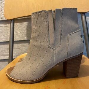 TOMS Sz 7 Gray Majorca peep toe ankle boots.